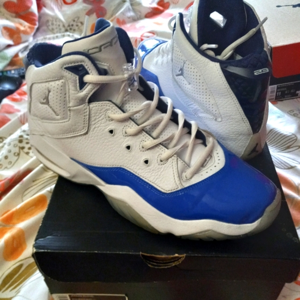 Jordan B'Loyal size 10 1/2 blue/wht